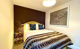 Stunning Apartment - 1 Minute Walk To Poole Quay - Great Location - Free Parking - Fast Wifi - Smart Tv - Newly Decorated - Sleeps Up To 2! Close To Poole & Bournemouth & Sandbanks